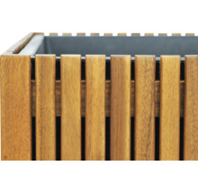 Detaljvy av en blomlåda av trälameller