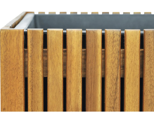 Detaljvy av en blomlåda av trälameller