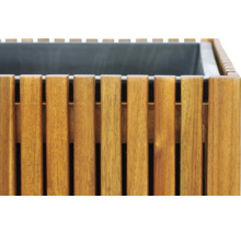 Närbild av en blomlåda av träribbor