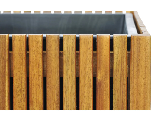 Närbild av en blomlåda av träribbor