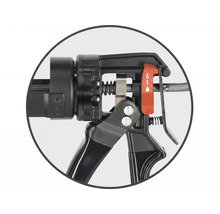 Detaljvy av en fogpistol med justerbar droppstoppfunktion.