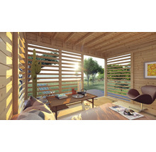 Interiör av ett trähus med takbjälkar i trä, horisontella träpersienner och möbler