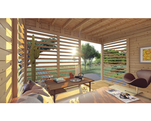 Interiör av ett trähus med takbjälkar i trä, horisontella träpersienner och möbler