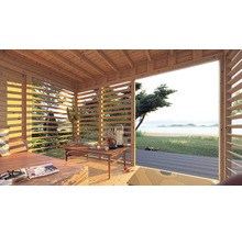 Ljus trästuga med loungeområde, bord och utsikt över naturen