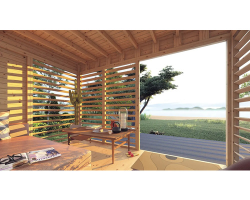 Ljus trästuga med loungeområde, bord och utsikt över naturen