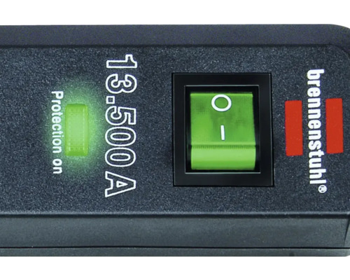 Detaljvy av ett överspänningsskydd med skyddsbrytare och Brennenstuhl-logotyp