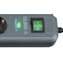 Grenuttag med överspänningsskydd och strömbrytare