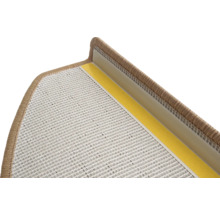 Detaljvy av trappsteg med matta och tejp för fastsättning.