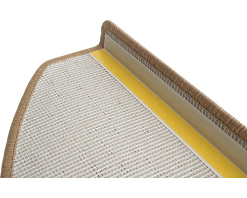 Detaljvy av trappsteg med matta och tejp för fastsättning.