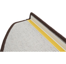 Detaljvy av trappsteg med brun kant och fästband