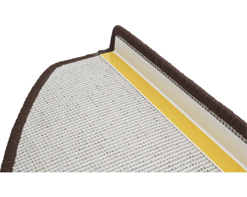 Detaljvy av trappsteg med brun kant och fästband