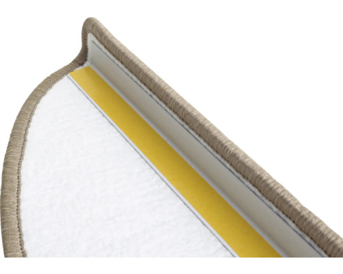 Detaljbild av en trappmatta med tejp