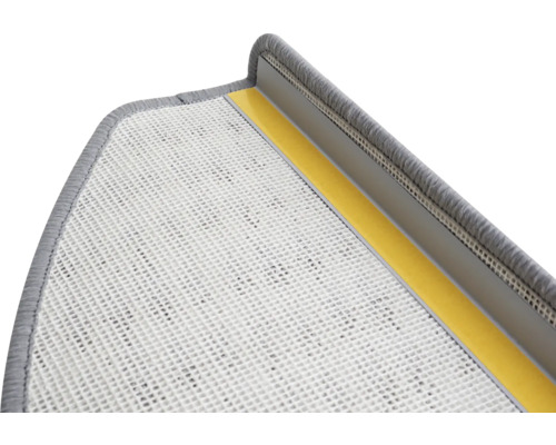 Detalj av en trappmatta med tejp och kantskydd