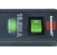 Detaljbild av överspänningsskydd med grön strömbrytare och Brennenstuhl-logotyp.