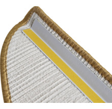 Detaljvy av trappkantprofilfäste på en matta