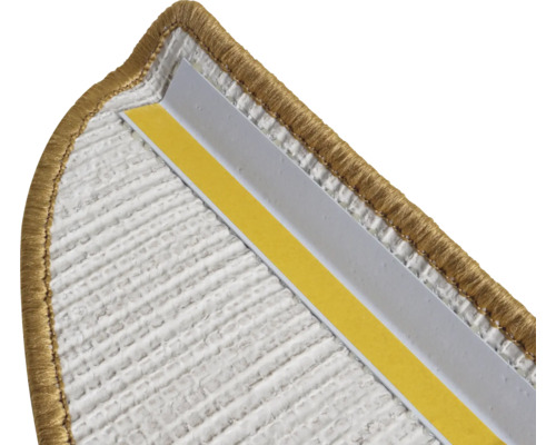 Detaljvy av trappkantprofilfäste på en matta