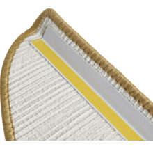 Detalj av en trappkant med tejp