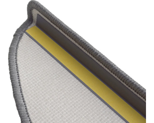 Detalj av trappsteg med textilyta och tejp