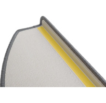 Detalj av trappsteg med textilyta och tejp för fastsättning.