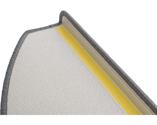 Detalj av trappsteg med textilyta och tejp för fastsättning.