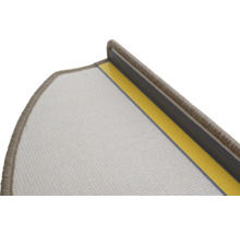 Detaljvy av en trappstegsmatta med fästtejp