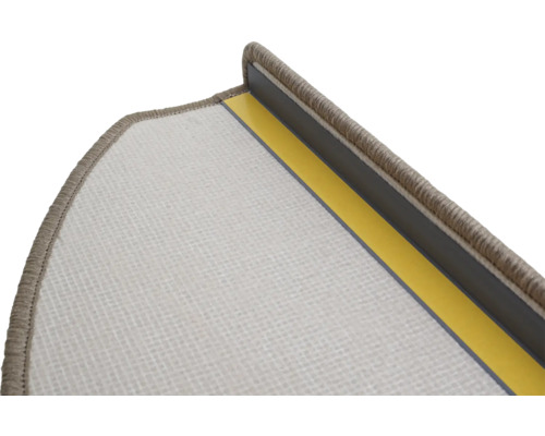 Detaljvy av en trappstegsmatta med fästtejp