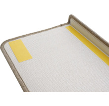 Detaljvy av en trappstegsmatta med självhäftande remsor