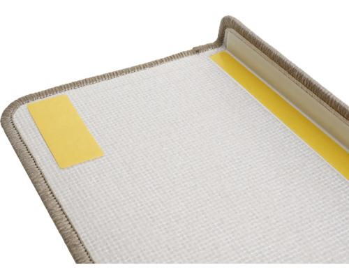 Detaljvy av en trappstegsmatta med självhäftande remsor