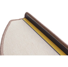 Närbild av trappsteg med matta och kantprofil