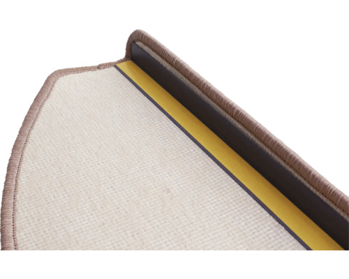 Närbild av trappsteg med matta och kantprofil