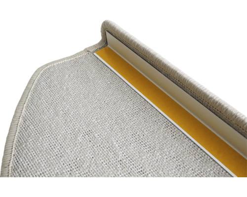 Detalj av trappstegsmatta med fästtejp