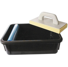 Kakeltvättset med svampbräda och rengöringsrulle