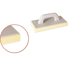 Svampbräda med handtag och måtten 28x14 centimeter.