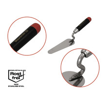 Murarslev med svart handtag och yta i rostfritt stål