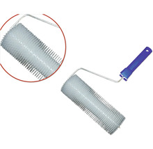 Pigrulle med blått handtag för luftning av epoxiharts golv