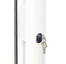 Profilcylinder på en vit dörr med två isatta nycklar på en nyckelring.