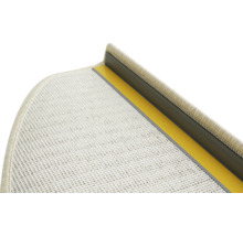 Detaljvy av en trappmatta med tejp och fästprofil