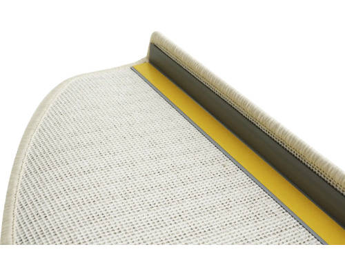 Detaljvy av en trappmatta med tejp och fästprofil