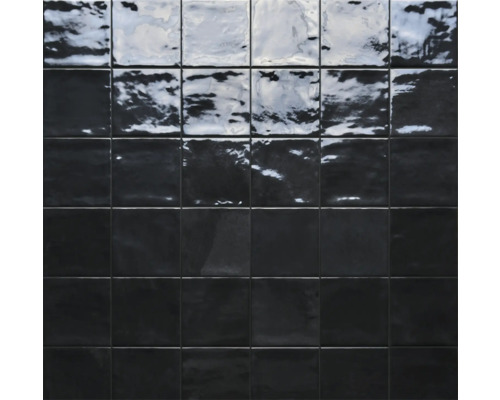 Arrangemang av svarta, kvadratiska plattor