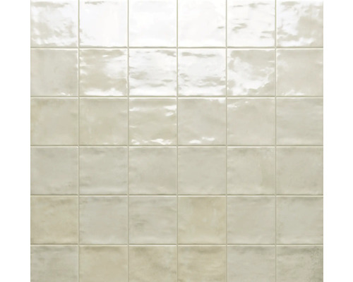 Kakelvägg med fyrkantiga keramiska plattor