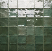 Kakelvägg med glänsande, kvadratiska kakelplattor