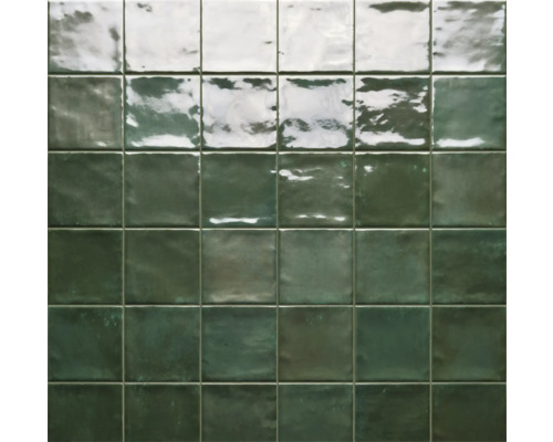 Kakelvägg med glänsande, kvadratiska kakelplattor