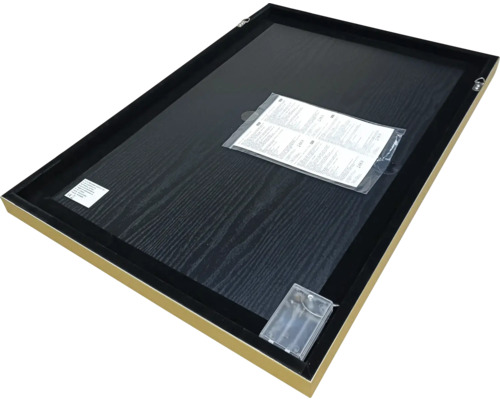 Baksidan av en inramad bild med hängare