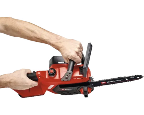 Einhell batteridriven motorsåg hålls med två händer i handtagen.