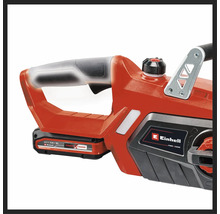 Detaljvy av en Einhell batteridriven motorsåg med 18 Volt batteri, ergonomiskt handtag, oljetanklock och Einhell Logo.
