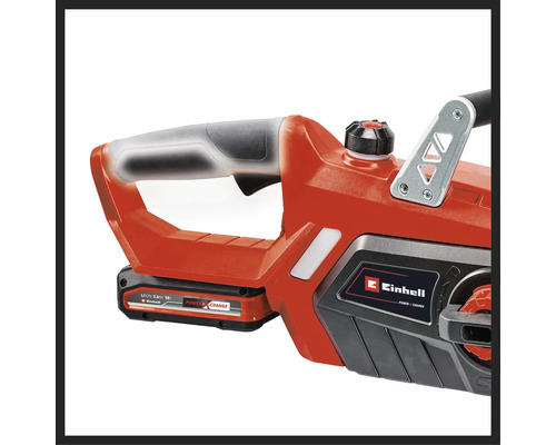 Detaljvy av en Einhell batteridriven motorsåg med 18 Volt batteri, ergonomiskt handtag, oljetanklock och Einhell Logo.