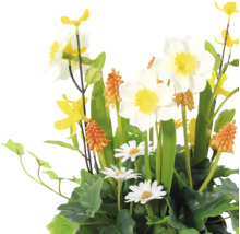 Arrangemang av konstgjorda blommor med påskliljor och prästkragar