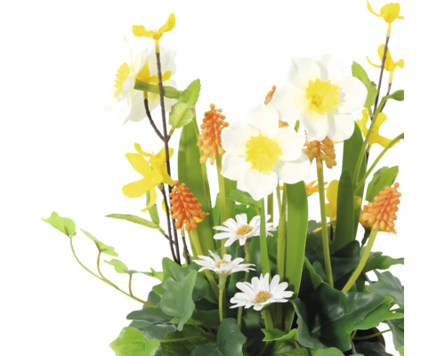 Arrangemang av konstgjorda blommor med påskliljor och prästkragar