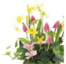 Dekorativ konstgjord blomsterarrangemang med olika typer av blommor och gröna blad.