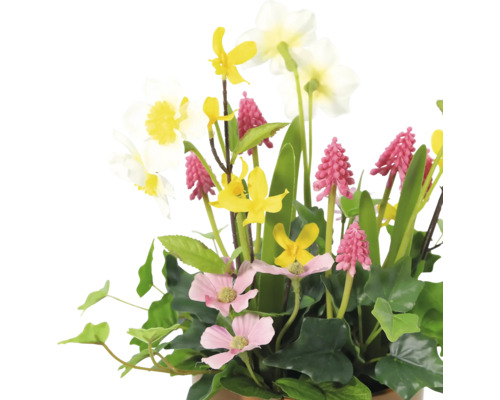 Dekorativ konstgjord blomsterarrangemang med olika typer av blommor och gröna blad.